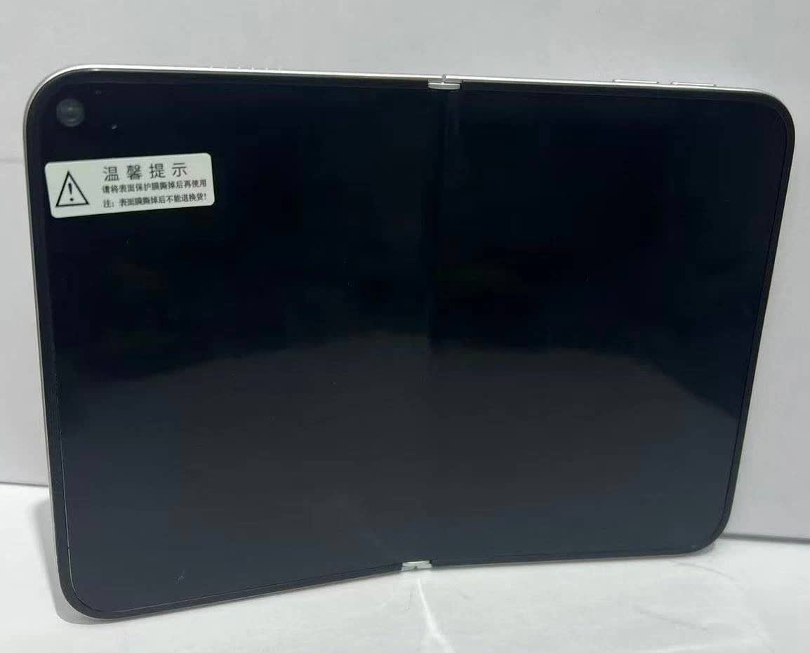 Detalle de unidad dummy del iPhone plegable
