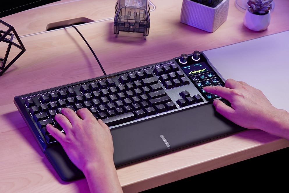 Corsair Galleon 100 SD en un setup gaming con reposamuñecas magnético